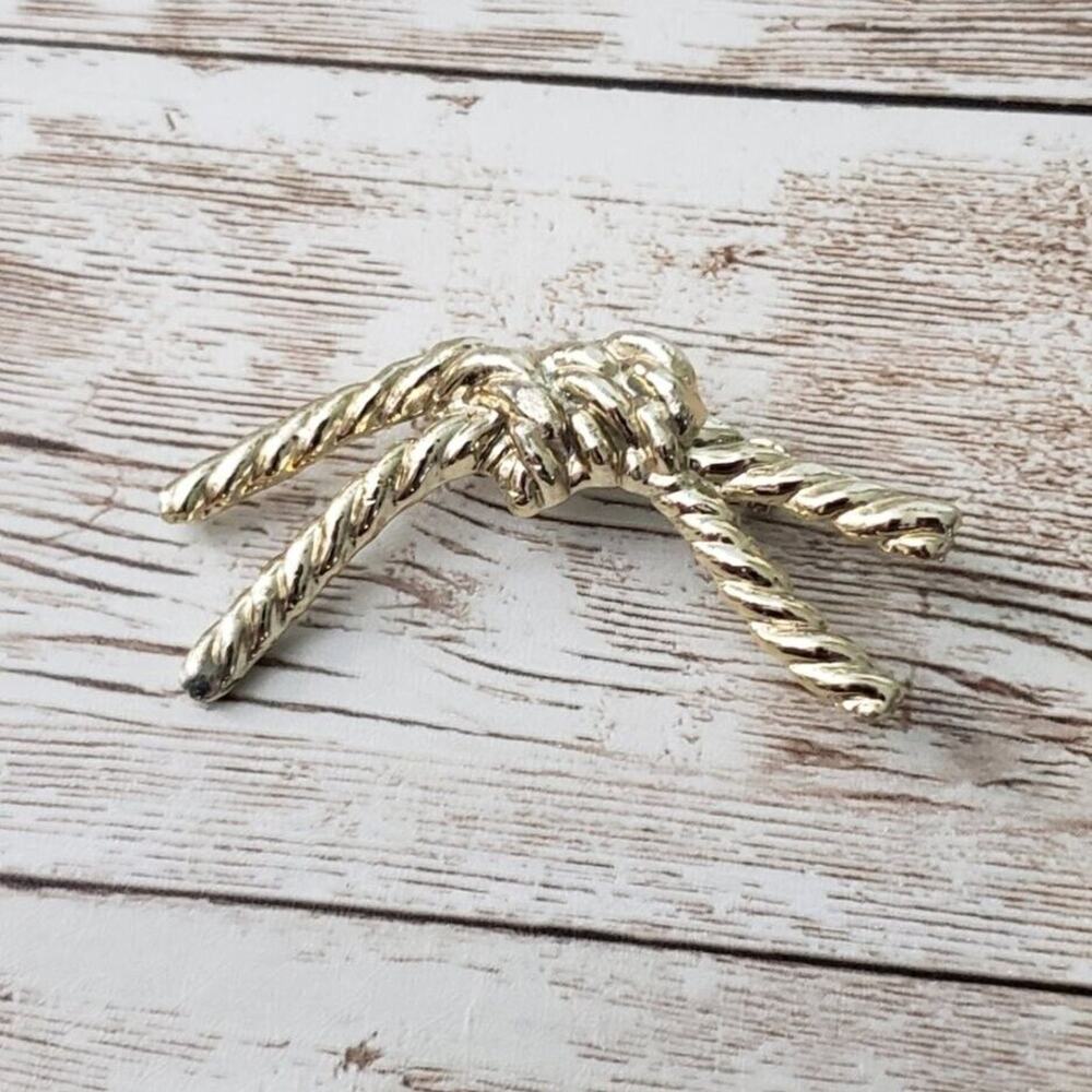 Vintage Brooch / Pin Light Shade of Gold Tone Knotted Rope
